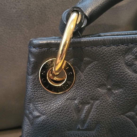 No longer my style, bag needs a new owner who can show her off! - Picture 5 of 8